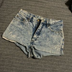 Vintage High Waisted Jean Shorts - Guess 🌿